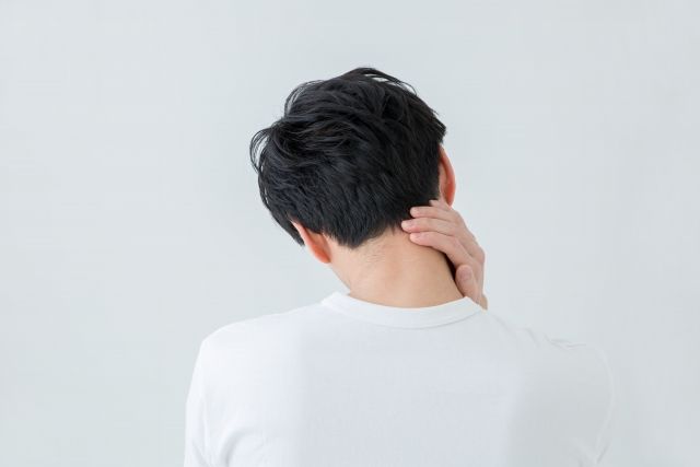 首や肩のこり、頭痛、めまい、手のしびれを引き起こすストレートネック
